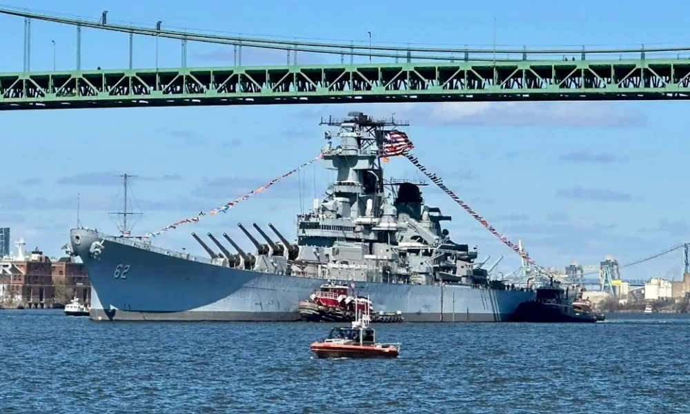 Το ιστορικό θωρηκτό USS New Jersey εγκαταλείπει την προβλήτα του για πρώτη φορά μετά από 30 χρόνια (Βίντεο)